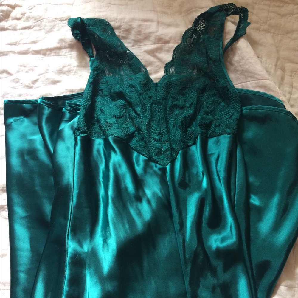🎄EMERALD SATIN VICTORIA SECRET GOWN